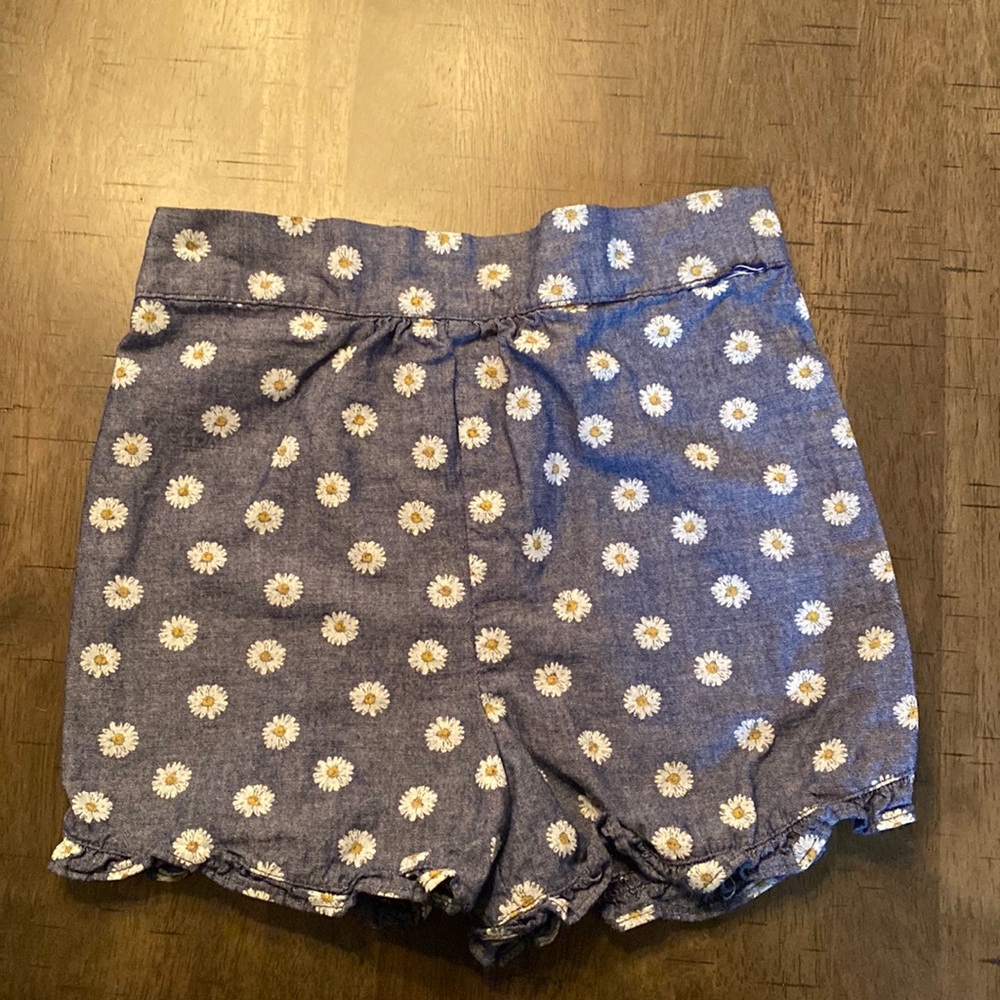 Small / size 6 girls shorts chambray with daisy pattern.